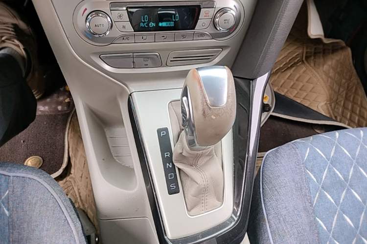 Used Ford Focus 2012 Hatchback 1.6L Automatic Fashion Edition Gear Lever