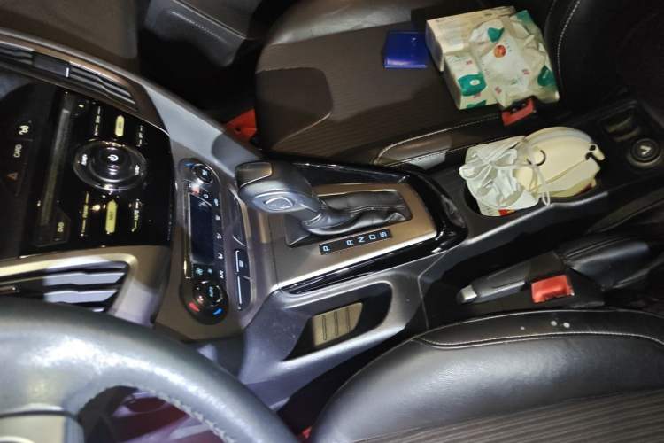 Used Ford Focus 2012 Sedan 1.6L Automatic Fashion Edition Gear Lever