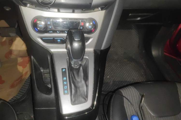 Used Ford Focus 2012 Sedan 1.6L Automatic Fashion Edition Gear Lever
