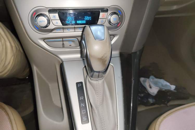 Used Ford Focus 2012 Hatchback 1.6L Automatic Fashion Edition Gear Lever