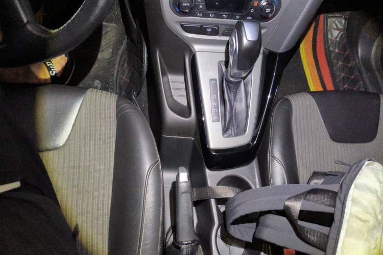 Used Ford Focus 2012 Sedan 1.6L Automatic Fashion Edition Gear Lever