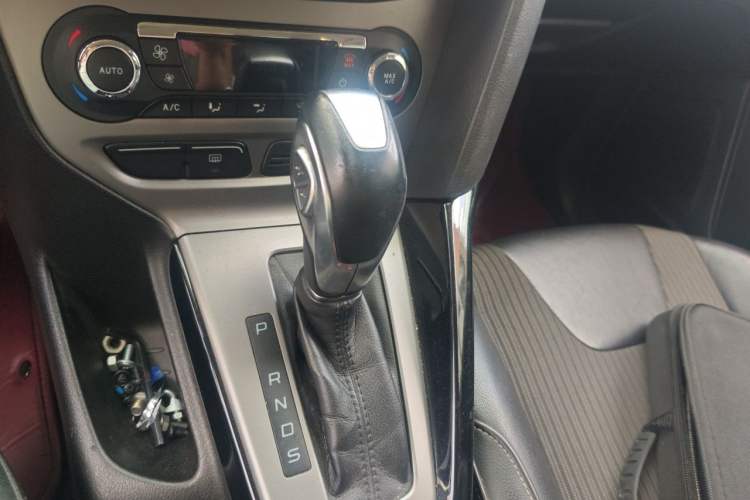 Used Ford Focus 2012 Sedan 1.6L Automatic Fashion Edition Gear Lever