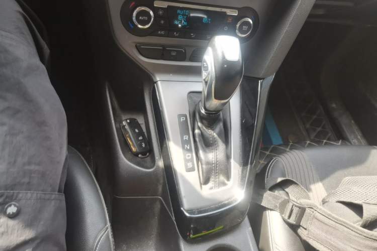 Used Ford Focus 2012 Sedan 1.6L Automatic Fashion Edition Gear Lever