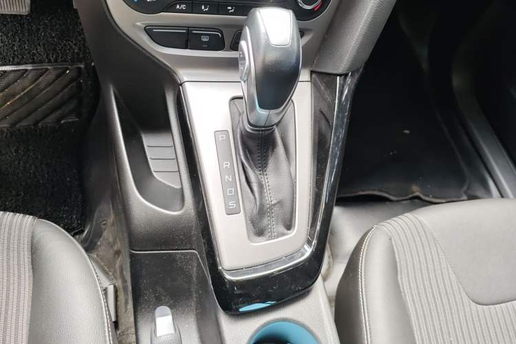 Used Ford Focus 2012 Sedan 1.6L Automatic Fashion Edition Gear Lever