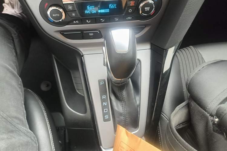 Used Ford Focus 2012 Sedan 1.6L Automatic Fashion Edition Gear Lever