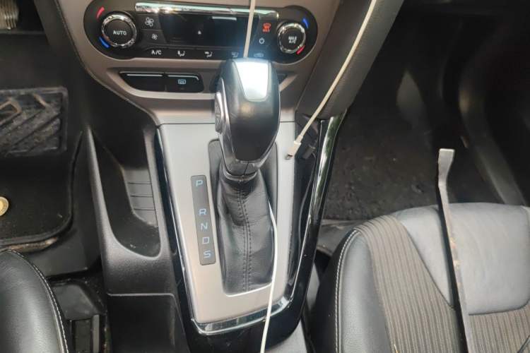 Used Ford Focus 2012 Sedan 1.6L Automatic Fashion Edition Gear Lever