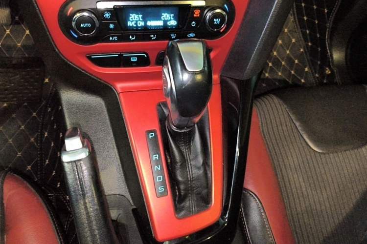 Used Ford Focus 2012 Hatchback 2.0L Automatic Luxury Sport Model Gear Lever