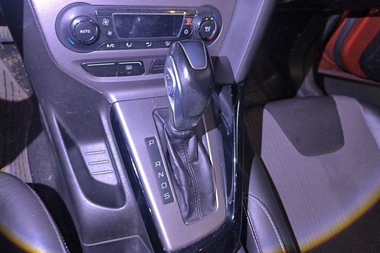 Used Ford Focus 2012 Sedan 1.6L Automatic Fashion Edition Gear Lever