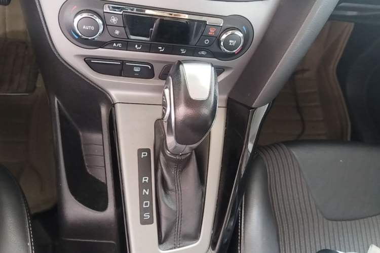 Used Ford Focus 2012 Hatchback 1.6L Automatic Fashion Edition Gear Lever