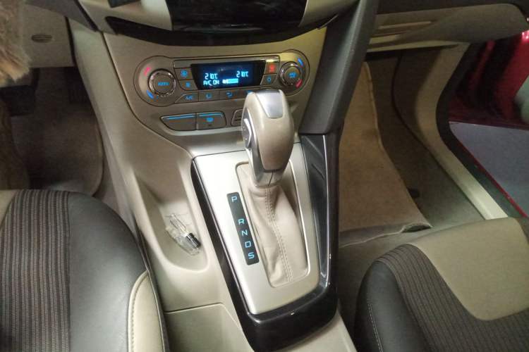 Used Ford Focus 2012 Hatchback 1.6L Automatic Fashion Edition Gear Lever