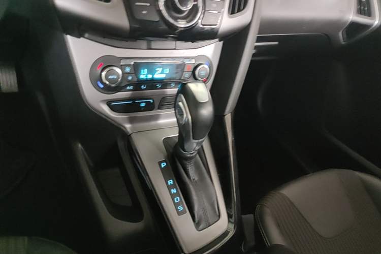 Used Ford Focus 2012 Hatchback 1.6L Automatic Fashion Edition Gear Lever