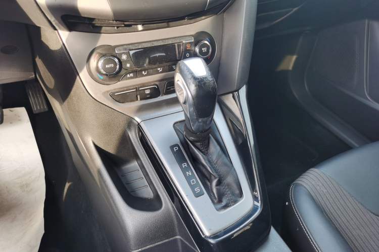Used Ford Focus 2012 Sedan 1.6L Automatic Fashion Edition Gear Lever