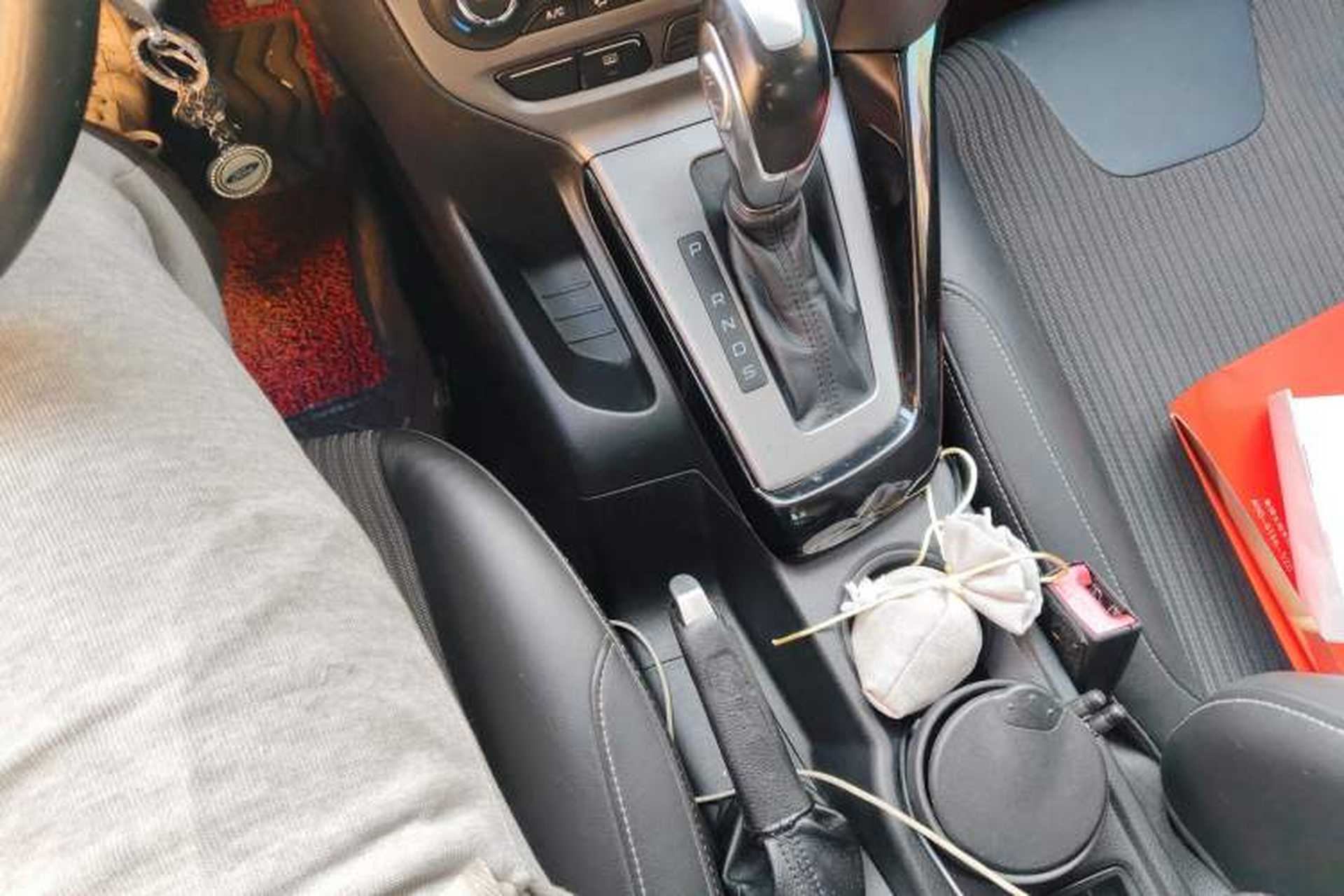 Used Ford Focus 2012 Sedan 1.6L Automatic Fashion Edition Gear Lever