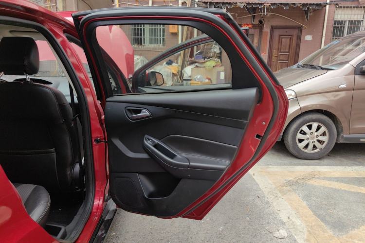 Used Ford Focus 2012 Hatchback 1.6L Automatic Fashion Edition Interior 3