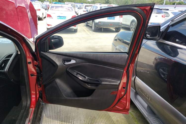 Used Ford Focus 2012 Sedan 1.6L Automatic Fashion Edition Interior 5