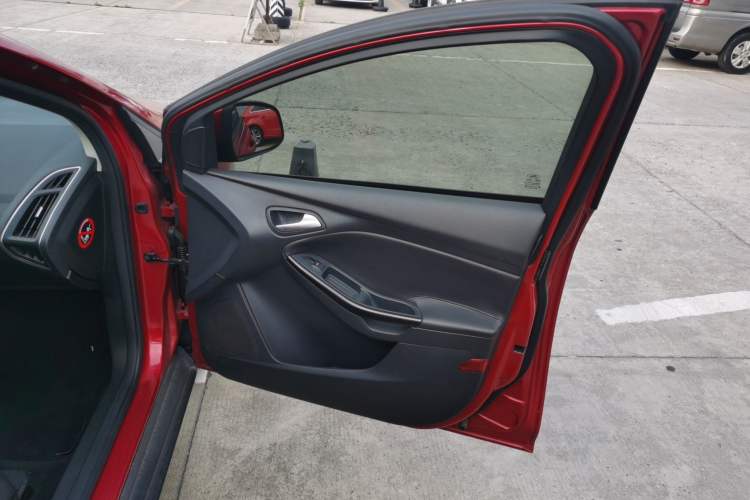 Used Ford Focus 2012 Sedan 1.6L Automatic Fashion Edition Interior 5