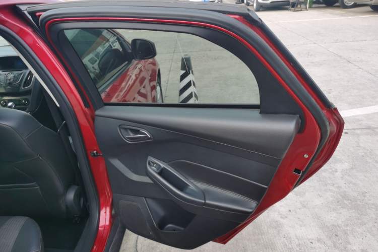 Used Ford Focus 2012 Sedan 1.6L Automatic Fashion Edition Interior 6