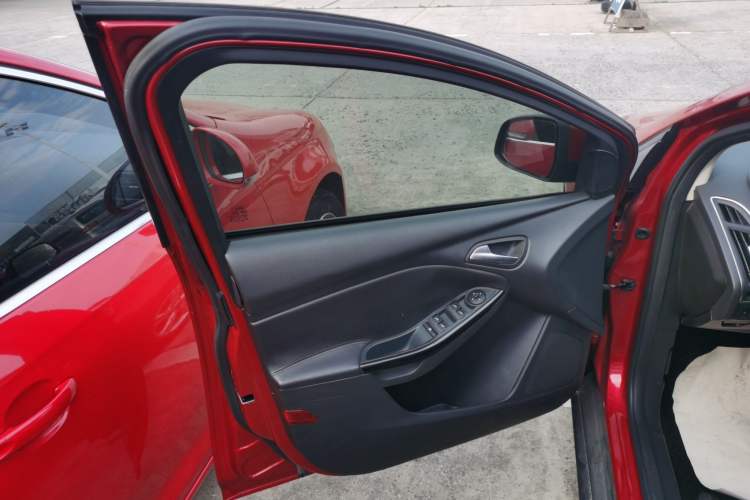 Used Ford Focus 2012 Sedan 1.6L Automatic Fashion Edition Interior 7