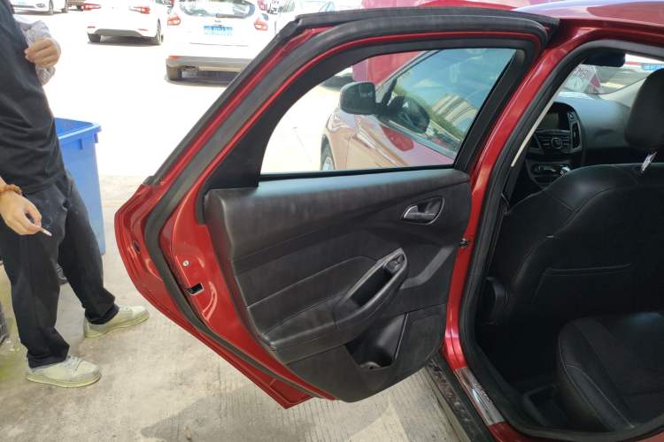 Used Ford Focus 2012 Sedan 1.6L Automatic Fashion Edition Interior 8