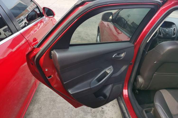 Used Ford Focus 2012 Sedan 1.6L Automatic Fashion Edition Interior 8