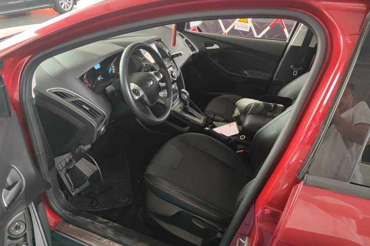 Used Ford Focus 2012 Hatchback 1.6L Automatic Fashion Edition Left Front Seat