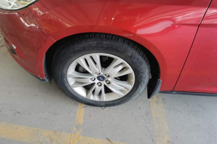Used Ford Focus 2012 Sedan 1.6L Automatic Comfort Model Left Front Wheel Hub
