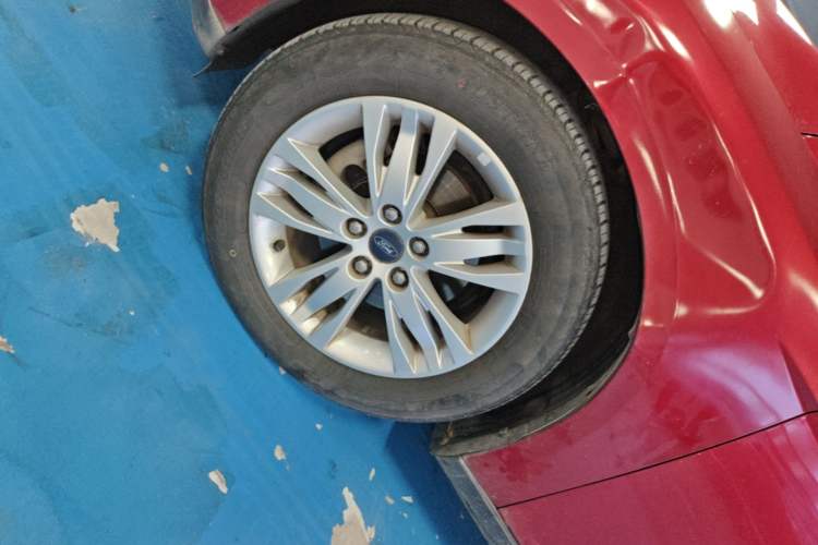 Used Ford Focus 2012 Sedan 1.6L Automatic Comfort Model Left Front Wheel Hub
