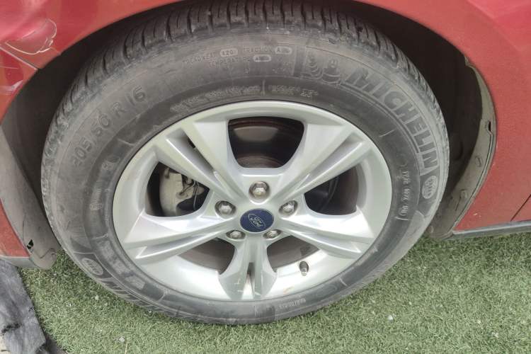 Used Ford Focus 2012 Hatchback 1.6L Automatic Fashion Edition Left Front Wheel Hub