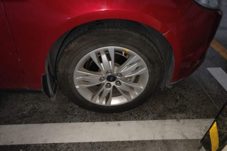 Used Ford Focus 2012 Sedan 1.6L Automatic Comfort Model Right Front Wheel Hub