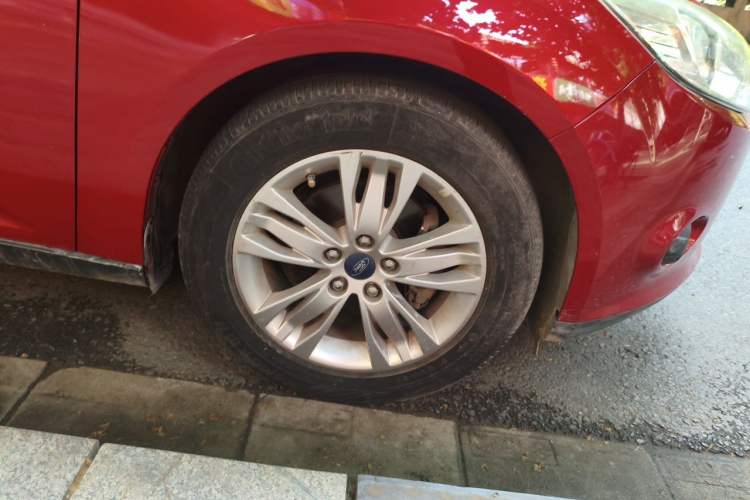 Used Ford Focus 2012 Sedan 1.6L Automatic Comfort Model Right Front Wheel Hub