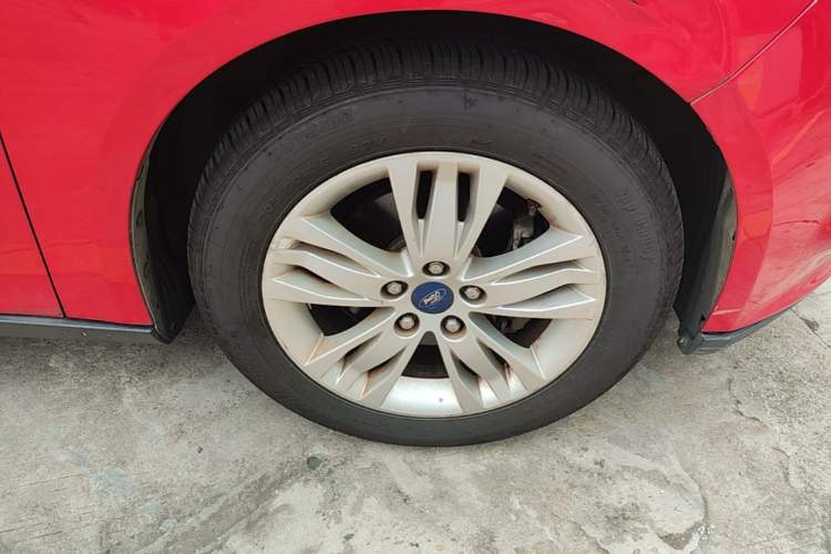 Used Ford Focus 2012 Hatchback 1.6L Automatic Comfort Model Right Front Wheel Hub