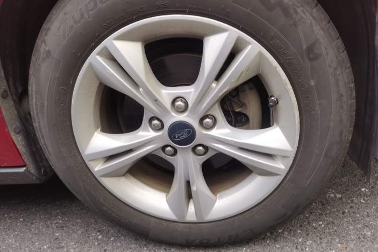Used Ford Focus 2012 Sedan 1.6L Automatic Fashion Edition Right Front Wheel Hub