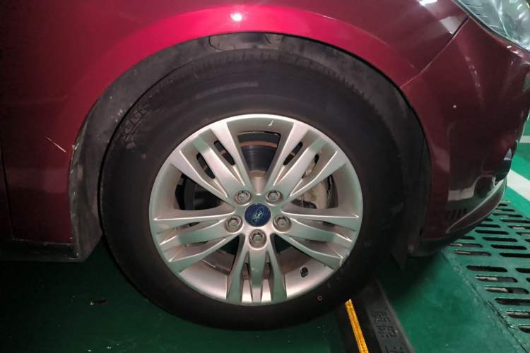 Used Ford Focus 2012 Sedan 1.6L Manual Comfort Model Right Front Wheel Hub
