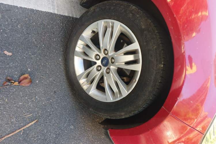 Used Ford Focus 2012 Sedan 1.6L Automatic Comfort Model Right Front Wheel Hub
