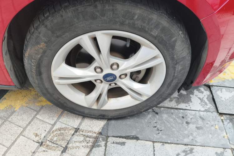 Used Ford Focus 2012 Hatchback 1.6L Automatic Fashion Edition Right Front Wheel Hub