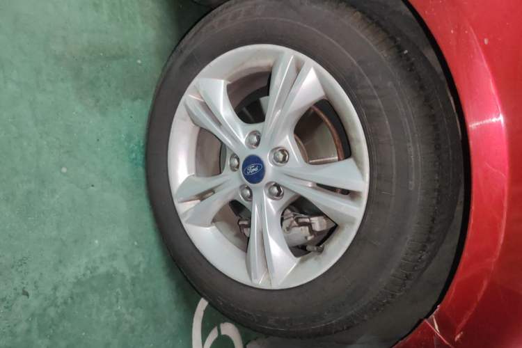 Used Ford Focus 2012 Hatchback 1.6L Automatic Fashion Edition Right Front Wheel Hub