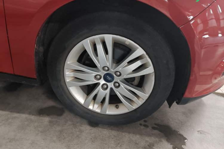 Used Ford Focus 2012 Sedan 1.6L Manual Comfort Model Right Front Wheel Hub
