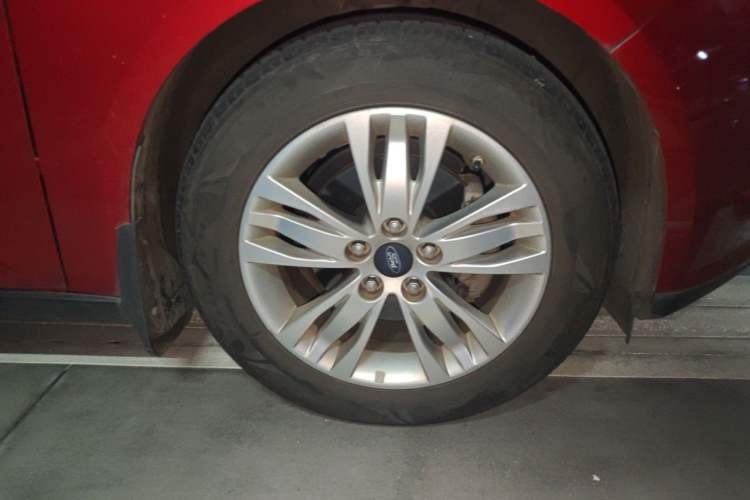 Used Ford Focus 2012 Sedan 1.6L Automatic Comfort Model Right Front Wheel Hub