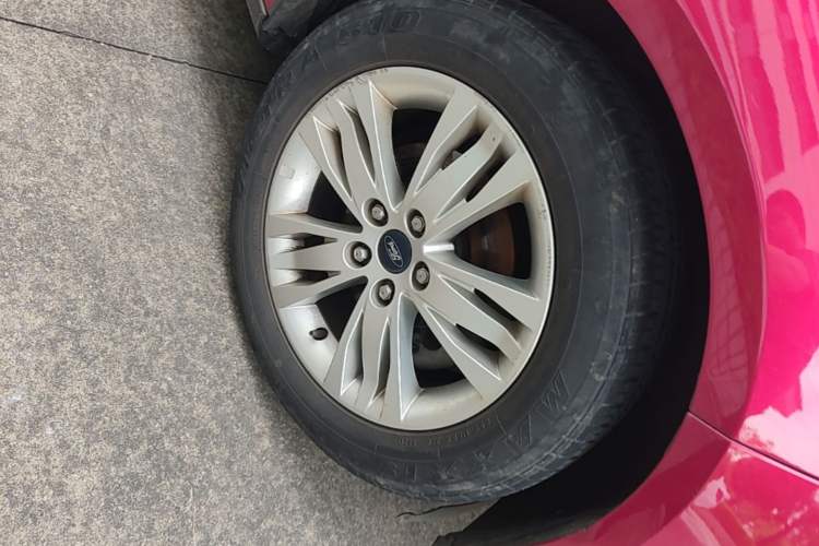 Used Ford Focus 2012 Sedan 1.6L Automatic Comfort Model Right Front Wheel Hub