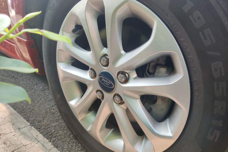 Used Ford Focus 2012 Hatchback Classic 1.8L Automatic Fashion Edition Right Front Wheel Hub