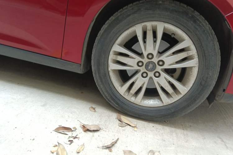 Used Ford Focus 2012 Sedan 1.6L Automatic Comfort Model Right Front Wheel Hub