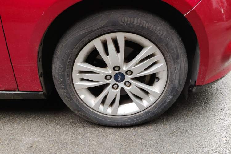 Used Ford Focus 2012 Sedan 1.6L Automatic Comfort Model Right Front Wheel Hub
