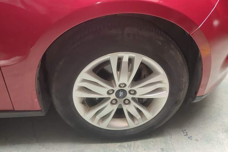 Used Ford Focus 2012 Sedan 1.6L Manual Comfort Model Right Front Wheel Hub
