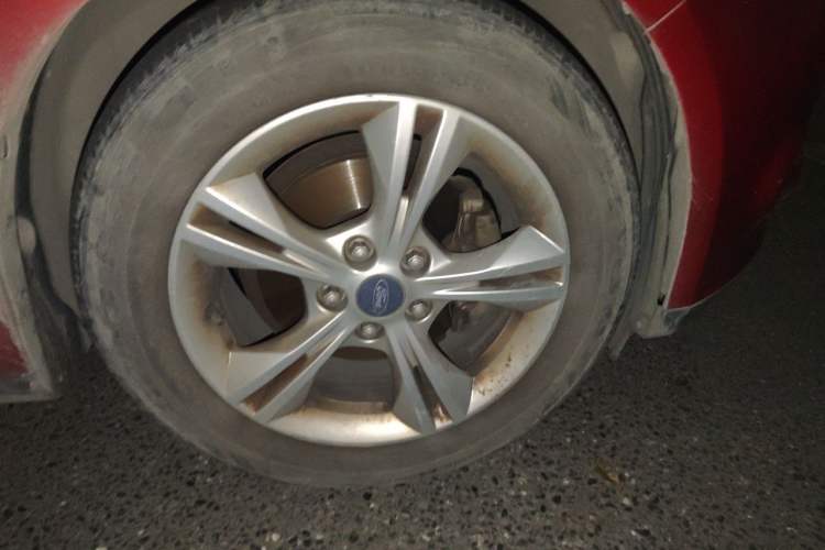 Used Ford Focus 2012 Sedan 1.6L Automatic Comfort Model Right Front Wheel Hub