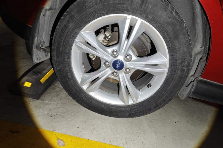 Used Ford Focus 2012 Hatchback 1.6L Automatic Fashion Edition Right Front Wheel Hub