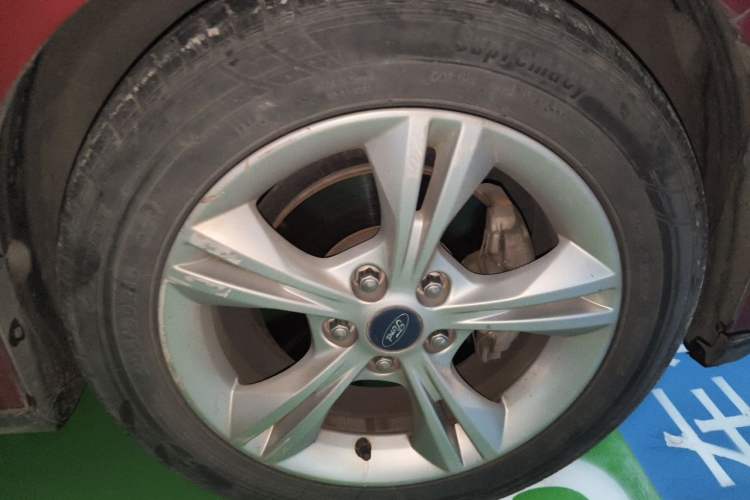 Used Ford Focus 2012 Hatchback 1.6L Automatic Fashion Edition Right Front Wheel Hub