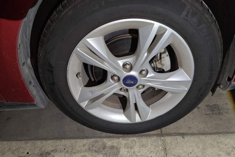 Used Ford Focus 2012 Sedan 1.6L Automatic Fashion Edition Right Front Wheel Hub