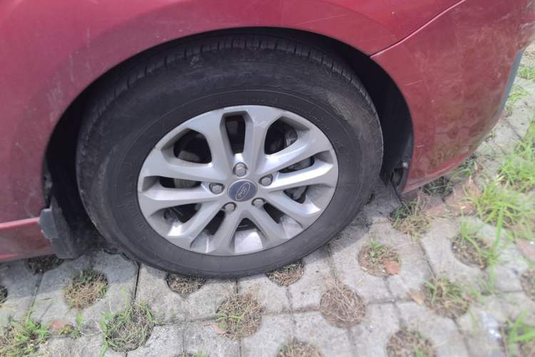Used Ford Focus 2012 Hatchback Classic 1.8L Automatic Fashion Edition Right Front Wheel Hub