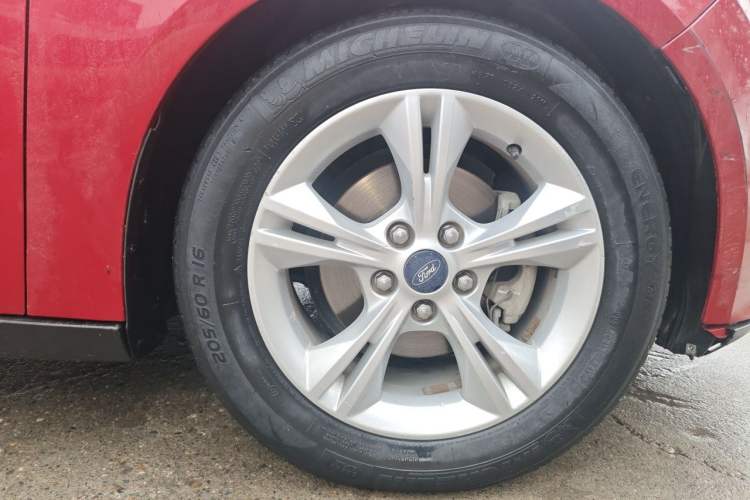 Used Ford Focus 2012 Hatchback 1.6L Automatic Fashion Edition Right Front Wheel Hub