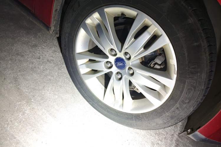 Used Ford Focus 2012 Sedan 1.6L Automatic Comfort Model Right Front Wheel Hub